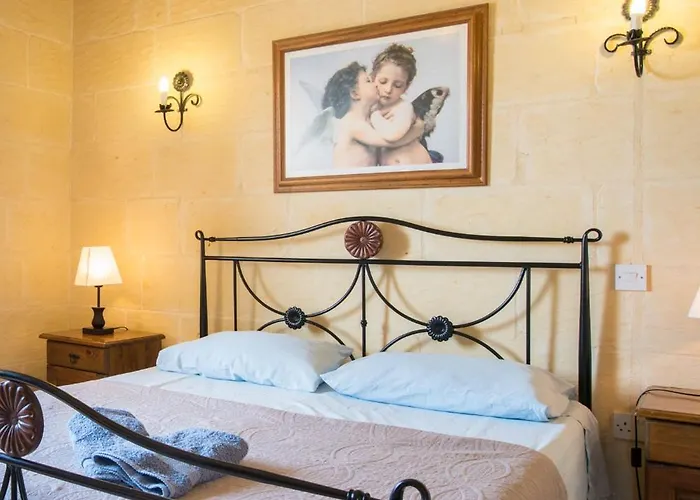 3 Bedroom With Private Pool And Views Nadur