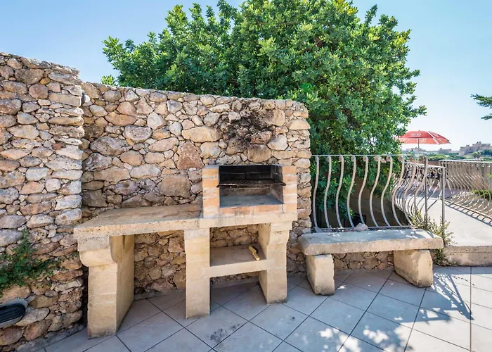 3 Bedroom With Private Pool And Views Nadur