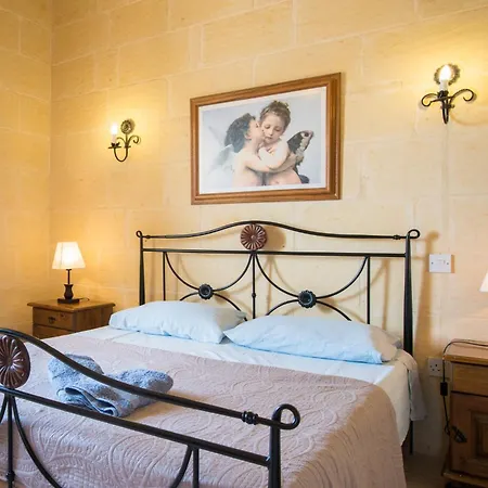 3 Bedroom With Private Pool And Views Nadur