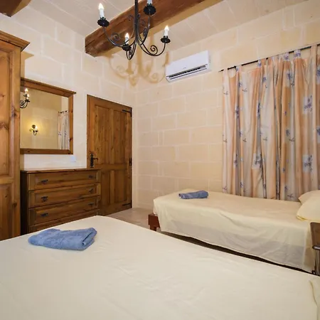 3 Bedroom With Private Pool And Views 度假居